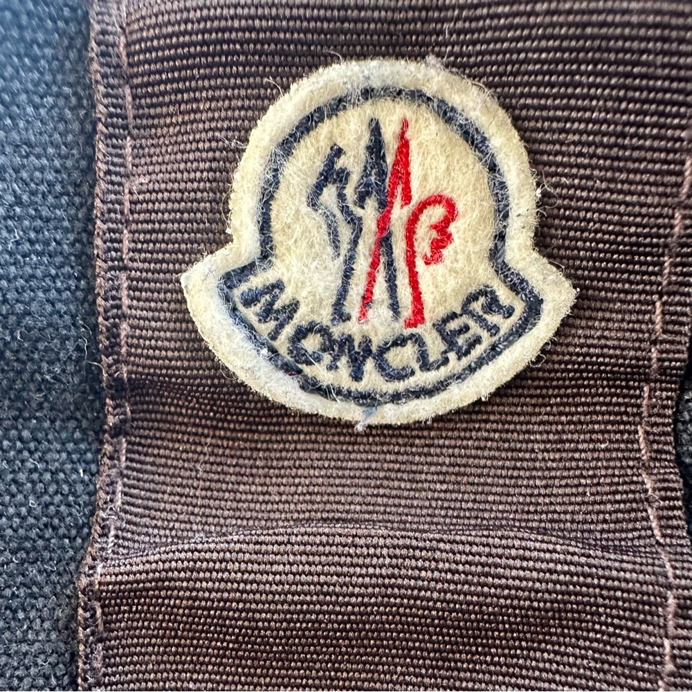 Moncler RARE Tote *Authentic*
Vintage Logo Bag, Leather straps, discontinued - Picture 4 of 6